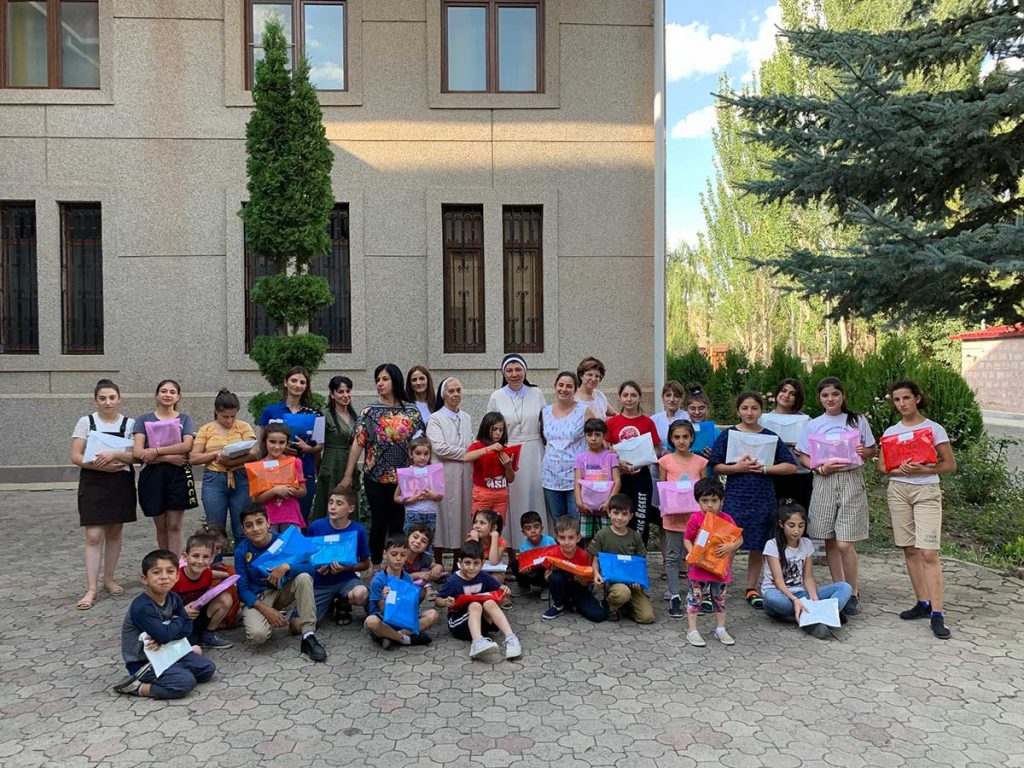 Materiale scolastico per i bambini del Centro Nostra Signora dell'Armenia