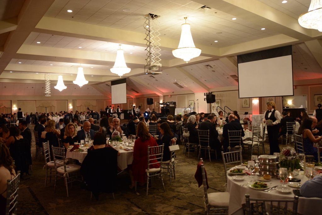 Los más de 250 invitados que celebraron la Crimson and Crystal Gala de SOAR el sábado 26 de marzo en el Springfield Country Club.