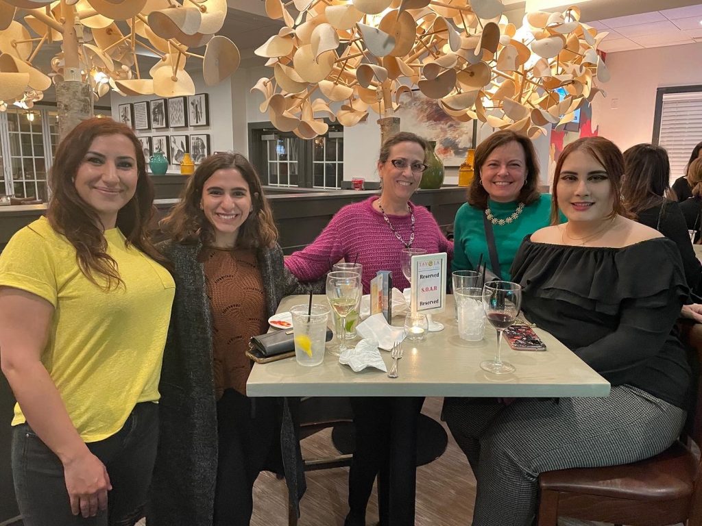 Los líderes de los capítulos de SOAR se reunieron por primera vez en el cóctel de bienvenida en el restaurante Tavola el jueves 27 de marzo.