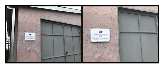 Des plaques ont été placées sur le bâtiment de stockage de nourriture à Idjevan qui a été construit l'année dernière et financé par SOAR et le Fonds Harold et Josephine Gulamerian